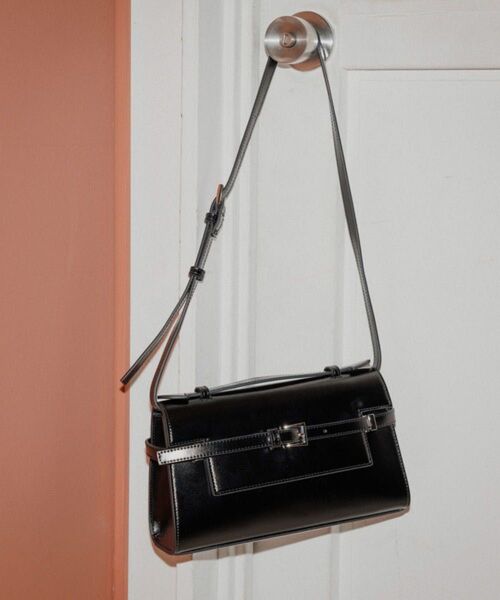ADAM ET ROPE'スプリットレザーフラップショルダーバッグ¥24,200 ブラック