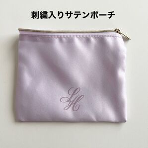 【美品】 薄紫 サテンポーチ 刺繍 アルファベット ポーチ ファスナー ロゴ