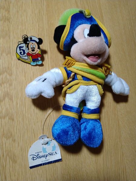 東京ディズニーシー 開園5周年記念バッジ & ミッキーぬいぐるみ