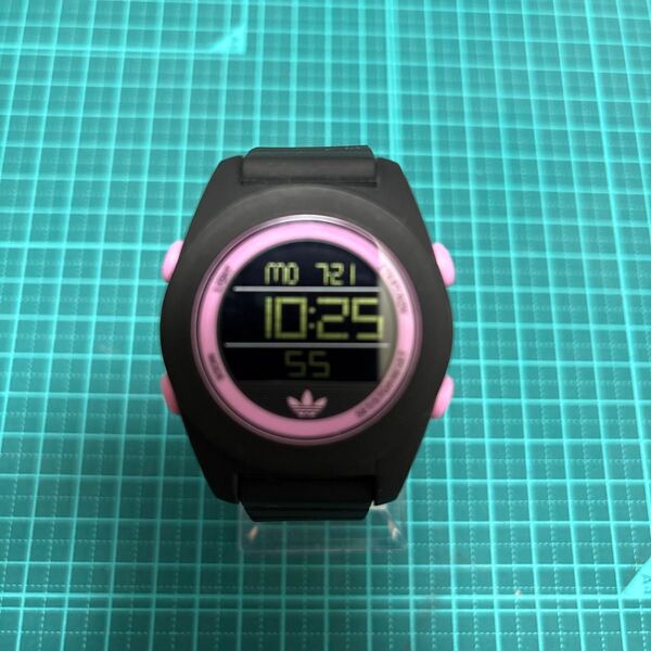 adidas デジタル腕時計 ブラック×ピンクの出品です