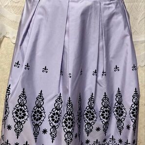 新品同様 フレアスカート 薄紫色 刺繍柄 Mサイズ