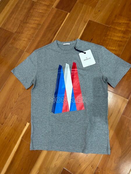 正規品 未使用MONCLER モンクレール ロゴ 袖ワッペン 半袖Tシャツ グレー トップス コットン メンズs