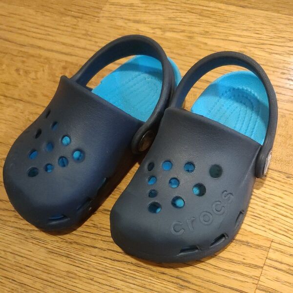 Crocs キッズサンダル ネイビー/ブルー c6 14cm