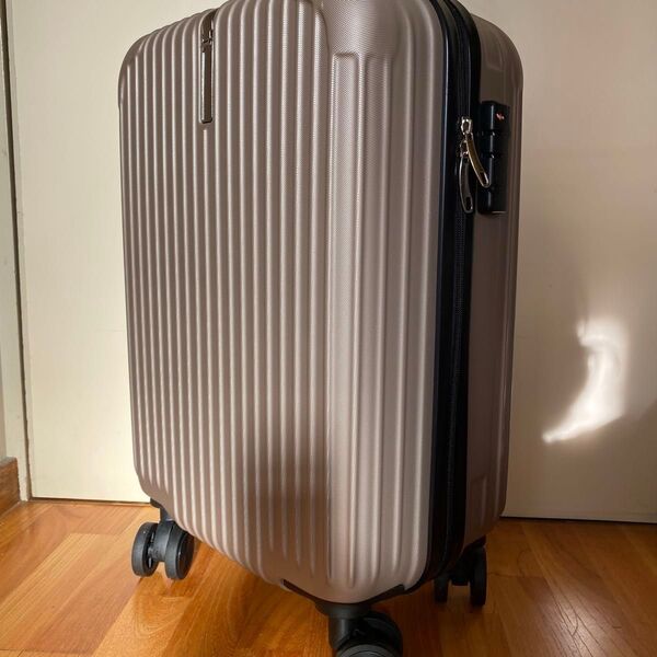 新品、未使用 キャリーケース 機内持ち込み Sサイズ シャンパンゴールド