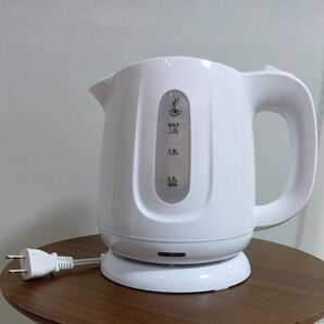 のーび様用 取説保証書付き 使用頻度少 電気ケトル 800W ホワイト 1L HKMー100