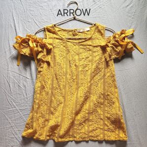 ARROW アロー オープンショルダーフリル プルオーバーレーストップス マスタードイエロー M