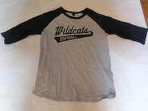 激レア USA購入【WILDCATS SOFTBALL】 ロゴプリント入り 七分袖丈Tシャツ US Sサイズ 灰x紺 中古品_画像2