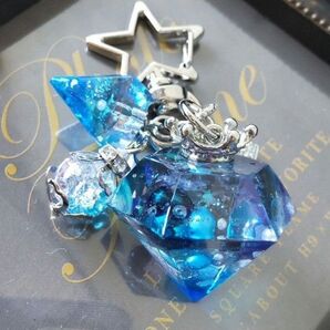 794 ブルーダイヤモンドレジンキーホルダー