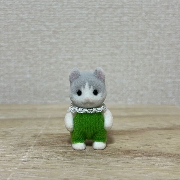シルバニアファミリー カールミミネコの赤ちゃん みどりのお洋服
