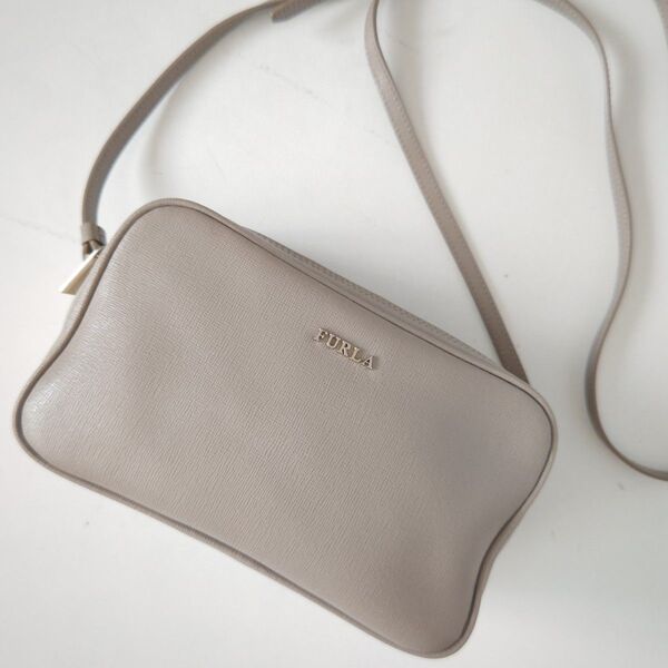 美品『FURLA』フルラ ダブルジップ ショルダーバッグ カメラバッグ グレージュ レザー 斜め掛け クロスボディ リリー