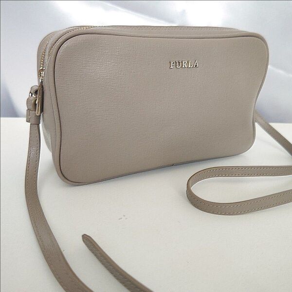美品『FURLA』フルラ ダブルジップ ショルダーバッグ カメラバッグ グレージュ レザー 斜め掛け クロスボディ リリー