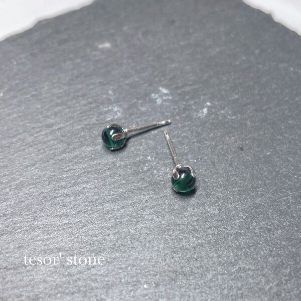 小さな グリーン水晶 天然石一粒ピアス/サージカルステンレス