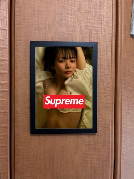 Supremeフレーム付きプリントインテリアポスター岡田紗佳壁掛けA4サイズ