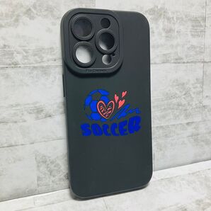 【iPhone15Pro】ソフトケース ブラック 黒 ハートとsoccerのロゴ サッカー部・サッカー好きに プレゼント