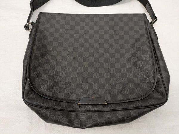 LOUIS VUITTON ルイヴィトンダミエ グラフィットメッセンジャーバッグ。