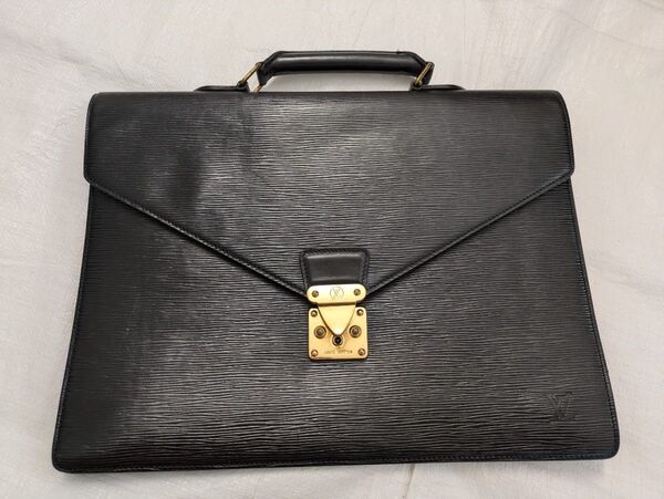 LOUIS VUITTON ルイヴィトン エピ ポルトドキュマン・ヴォワヤージュ