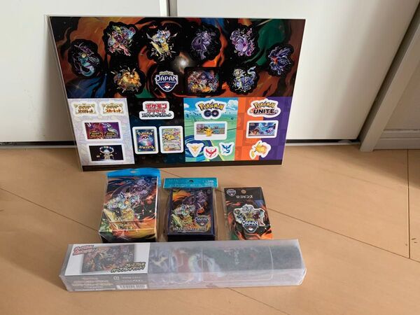 ポケモンカードゲーム PJCS2025 ラバープレイマット、デッキケース、デッキシールド、ロゴピンズ、ステッカー セット
