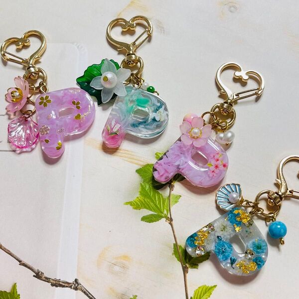 イニシャル キーホルダー P レジン ハンドメイド ラッピング可 桜 花