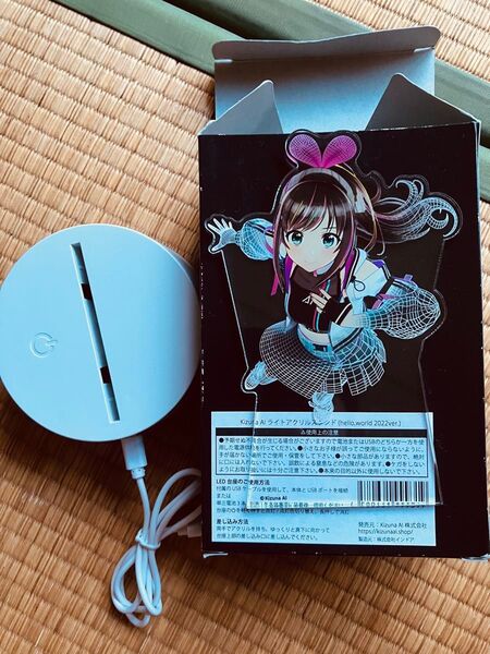 キズナアイ ライトアクリルスタンド hello world2022ver 下部に擦り傷あり