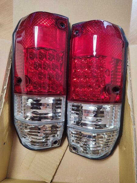 トヨタ ランドクルーザー77 24V LEDテールランプ パーツ 部品 テールライト 左右