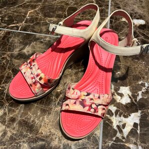 Crocs dual comfort フラワープリントウェッジソールサンダル