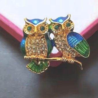 ブローチ ふくろう フクロウ 梟 ジルコニア ラインストーン エナメル仕上げ ゴールドカラー キラキラ 豪華 ゴージャス ピン