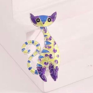 ブローチ 緑と紫の猫 ネコ ねこ パープル グリーン カラフル エナメルブローチ アクセサリーピン 可愛い かわいい