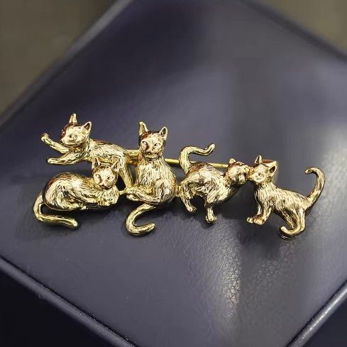 ブローチ 5匹の猫 ねこ ネコ ゴールドカラー ヴィンテージ風 レトロ風 可愛い かわいい 上品