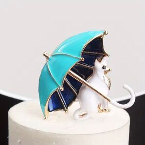 ブローチ ペンダントトップ 白猫 ネコ ねこ ターコイズブルーの傘 エナメルブローチ かわいい 可愛い キュート ピン