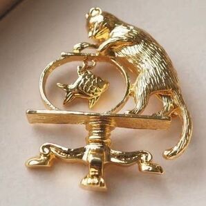 ブローチ 金魚鉢と猫 ネコ ねこ 魚 ヴィンテージ風 ゴールドカラー かわいい 可愛い アクセサリーピン