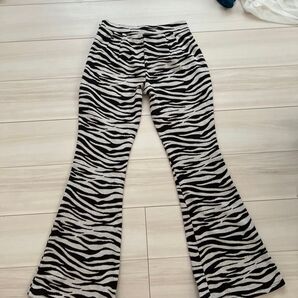 ゼブラ柄 フレアパンツ アニマル柄 モノトーン
