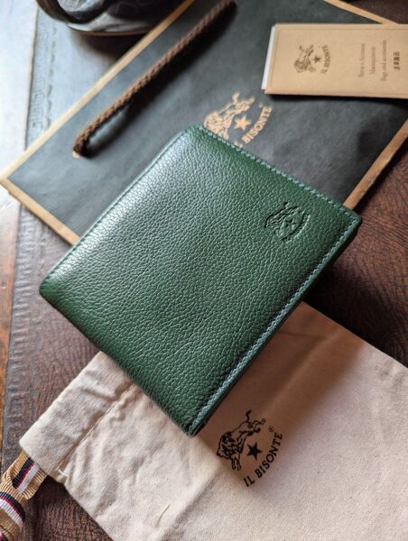 イルビゾンテ IL BISONTE 美品 2つ折り財布 コンパクト グリーン シボ加工 男女兼用