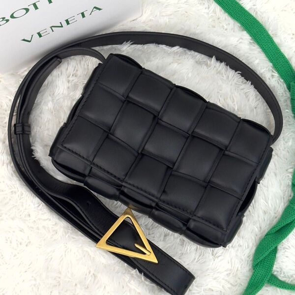 ☆極上美品☆RFID内蔵 BOTTEGA VENETA ボッテガヴェネタ イントレチャート パデッドカセット ショルダーバッグ