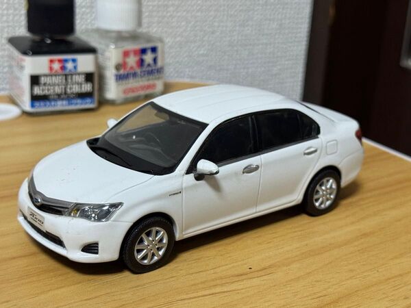 トヨタ カローラアクシオ カラーサンプル ミニカー 白