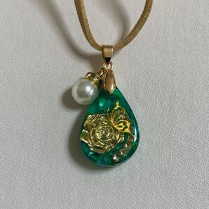 ☆323 ペンダント 薔薇と蝶々 リバーシブル レジン ハンドメイド