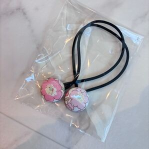 新品 輸入リバティ ベッツィ ヘアゴム くるみボタン