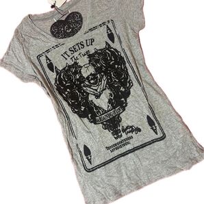 グレーにブラックスカルプリント バック裾 編み込み肌見せ デザインTシャツ 新品未使用タグ付き