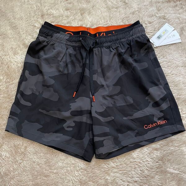 【新品 未使用】 カルバンクライン 水着 ショートパンツ 迷彩柄 S〜M メンズ 水陸両用 UPF40+ レイヤード風