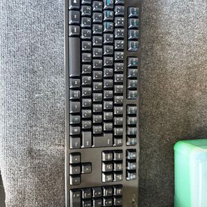 ワイヤレスキーボード 単三電池必要です。1本です。