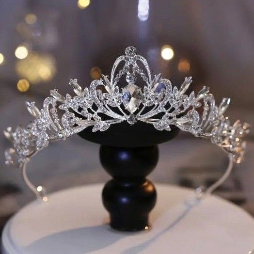 未使用 新品 ティアラ ヘッドドレス ブライダル 結婚式 ウェディング 前撮り フォトウェディング ヘアアクセサリー 王冠 髪飾り