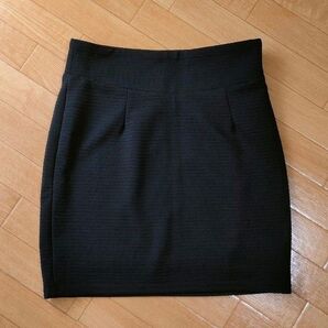 美品 黒 タイトスカート ミニ丈 ブラック ミニスカート タイト 可愛い かっこいい 大人 セクシー 綺麗 裏地あり mサイズ