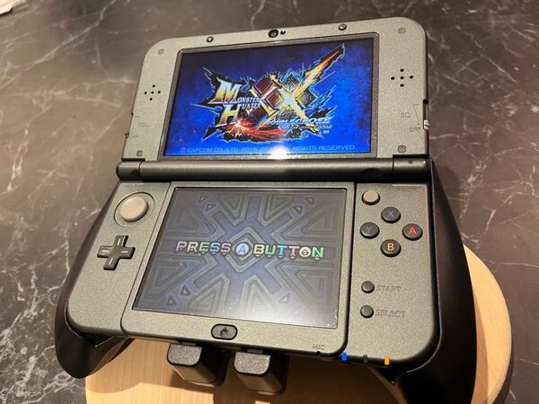 Newニンテンドー3DS LL 本体 メタリックブラックハンティングギア付き ソフトまとめ売り
