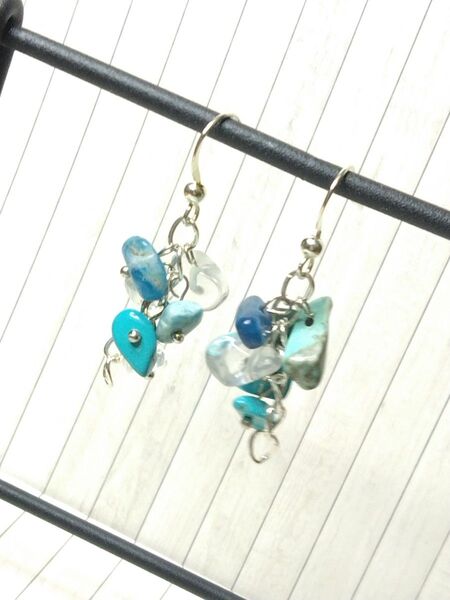 67ハンドメイドピアス/イヤリング 天然石さざれ石ジャラジャラ