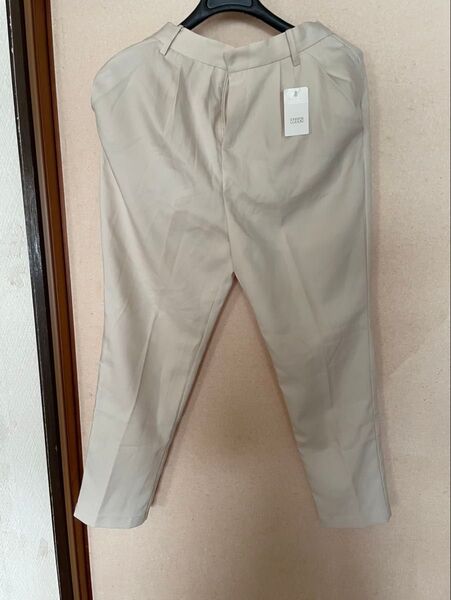 【新品タグ付】LOWRYS FARM キレイめ ハイウエストタックパンツ アイボリー M