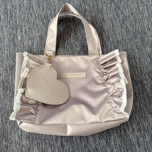 JILL by JILLSTUART ハート型チャームつきフリルトートバッグ