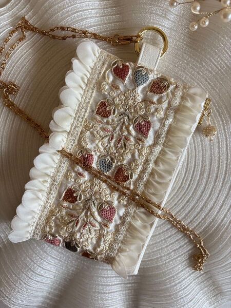 インド刺繍リボンショルダーポーチ*スマホショルダーポーチ*メイクポーチ*お財布ポーチ*イチゴ柄