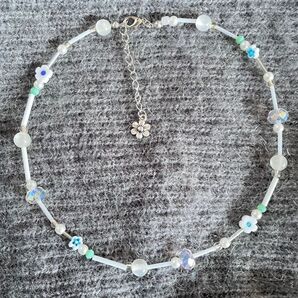 【新品未使用】フラワーモチーフ ネックレス ホワイト かわいい おしゃれ 花 花柄 ビーズネックレス 個性的 ブルー/白