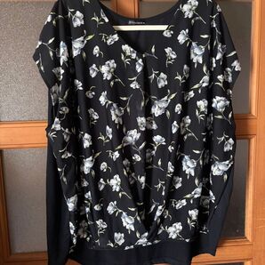 しまむら大きいサイズ 花柄Vネックトップス 黒系 4L ゆったり