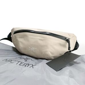 新品未使用 アークテリクス ARC’TERYX ボディバッグ ウエストバッグ クロスボディ 斜め掛け ロゴ アイボリー メンズ