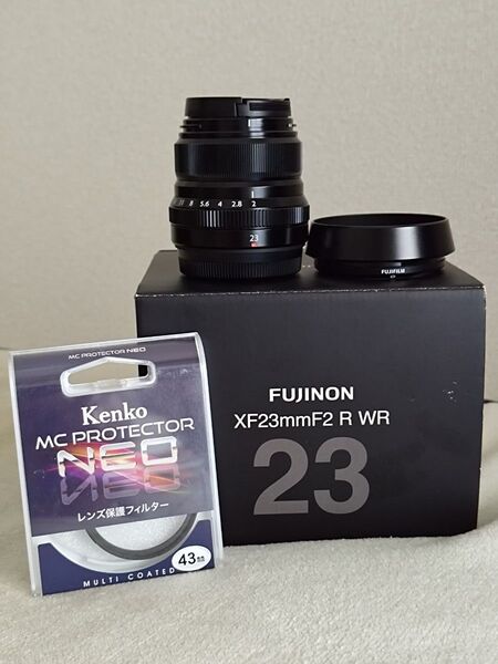 フジノンレンズ XF 23mm F2 R WR 保護フィルター、純正フードLH-XF35-2付き